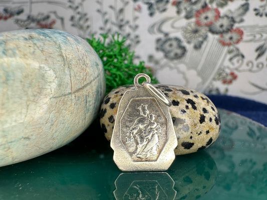 Zilveren hanger van relikwie