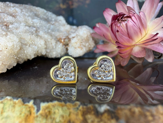 14 karaat hartjes oorknoppen met diamantjes