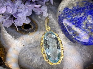 14 karaat gouden hanger met blauwe steen 14 karaat gouden hanger met blauwe steen