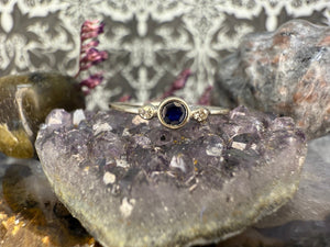 8 karaat ring met saffier en diamantjes 8 karaat ring met saffier en diamantjes