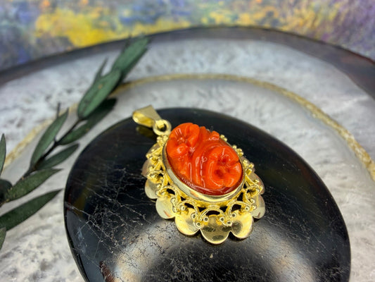 14 karaat gouden hanger met bloedkoraal