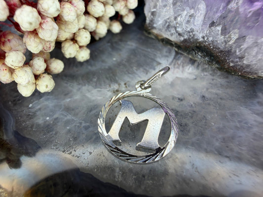 Zilveren ‘M’ hanger