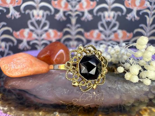 14 karaat gouden filigraan ring met granaat