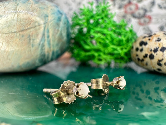 Zilveren oorknopjes met wit steentje