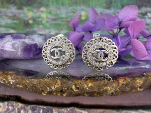 Vintage oorbellen met Chanel logo Vintage oorbellen met Chanel logo