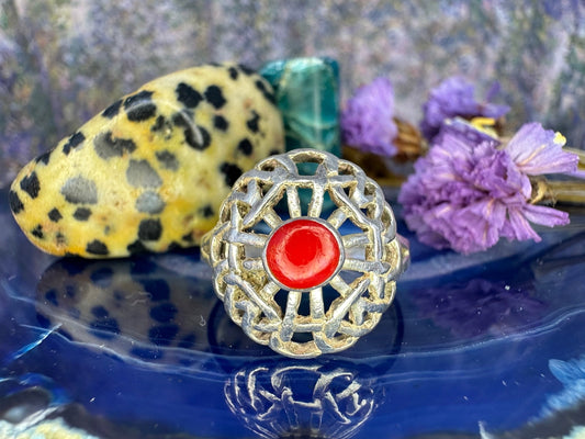 Zilveren ring met rood steentje