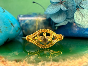 18 karaat gouden ring met blauw steentje 18 karaat gouden ring met blauw steentje