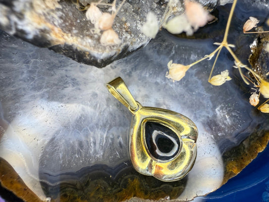 14 karaat gouden hanger met larimar en onyx