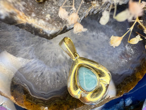 14 karaat gouden hanger met larimar en onyx 14 karaat gouden hanger met larimar en onyx
