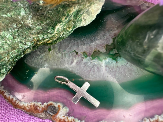 Zilveren bedel van kruis