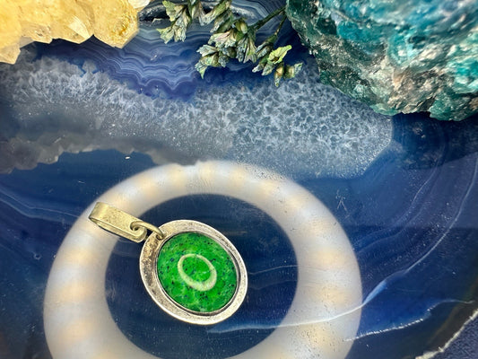 Zilveren hanger met groene steen