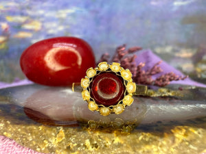 18 karaat gouden ring met granaat en parels 18 karaat gouden ring met granaat en parels
