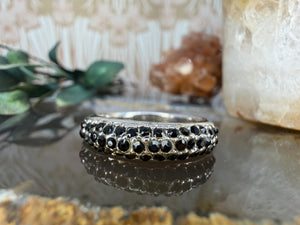 Zilveren dome ring met zwarte steentjes Zilveren dome ring met zwarte steentjes