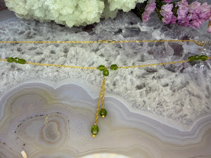 14 karaat gouden ketting met groene steentjes 14 karaat gouden ketting met groene steentjes