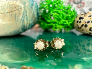 Zilveren oorknopjes met wit steentje Zilveren oorknopjes met wit steentje