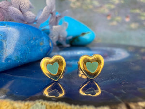 18 karaat gouden hartjes oorbellen met emaille 18 karaat gouden hartjes oorbellen met emaille