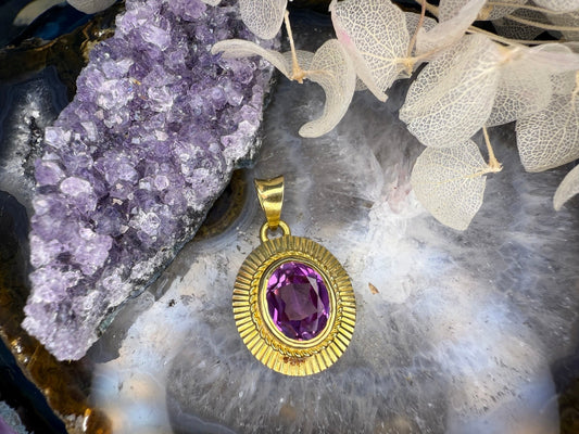 18 karaat gouden hanger met paarse saffier