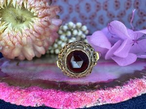 14 karaat gouden ring met granaat 14 karaat gouden ring met granaat