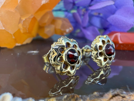 14 karaat gouden granaat oorknoppen