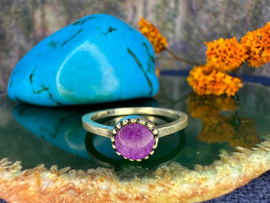 Zilveren ring met paars steentje