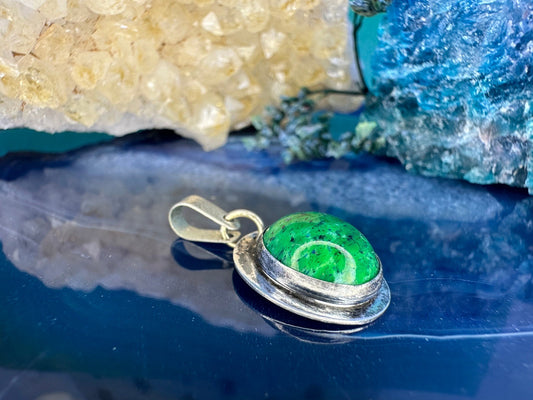 Zilveren hanger met groene steen
