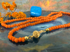 14 karaat gouden ketting met bloedkoraal 14 karaat gouden ketting met bloedkoraal