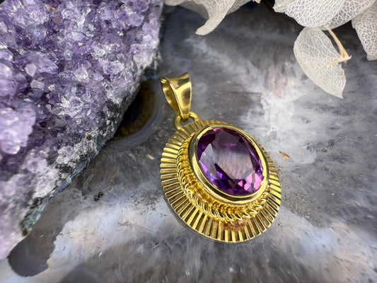 18 karaat gouden hanger met paarse saffier