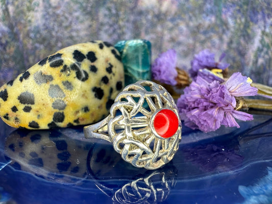 Zilveren ring met rood steentje