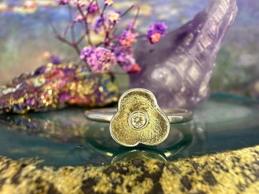 Zilveren ring met zirkonia in bloem