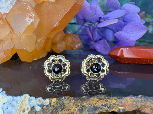 14 karaat gouden granaat oorknoppen