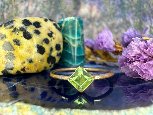 Zilveren ring met groen steentje