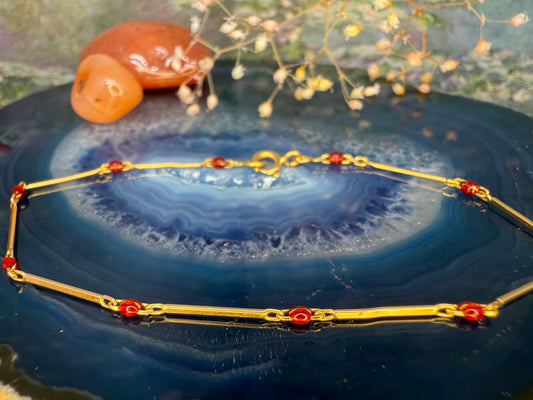 18 karaat gouden armband met rode steentjes