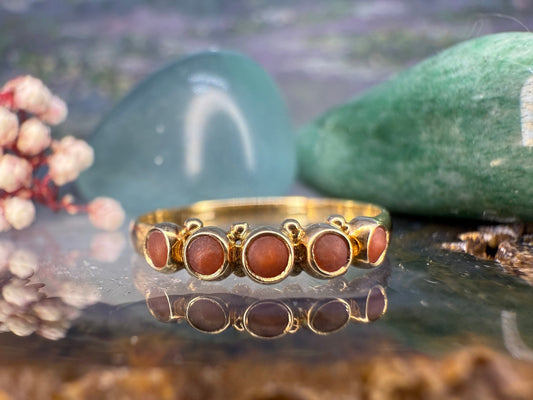 14 karaat gouden ring met bloedkoraal