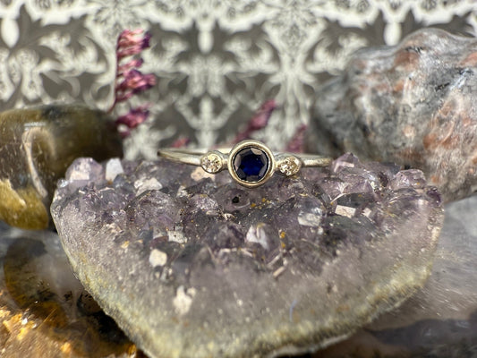 8 karaat ring met saffier en diamantjes