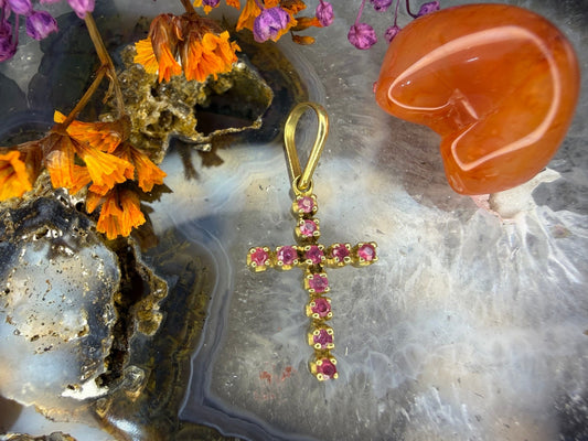 18 karaat gouden kruisje van robijnen