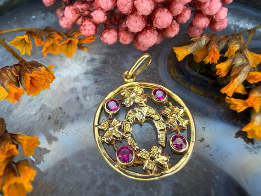 18 karaat gouden gelukshanger met robijntjes