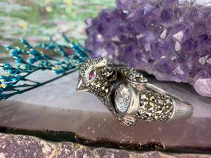 Zilveren panter ring met robijn