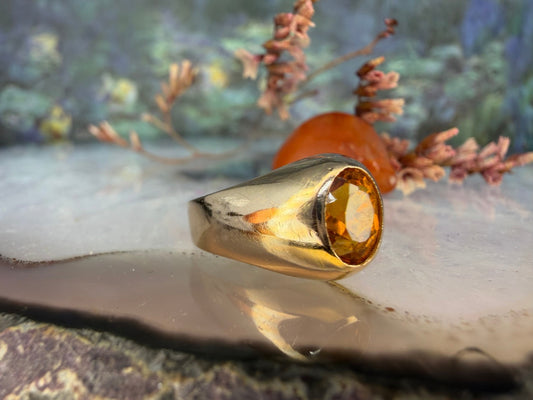 18 karaat gouden ring met gele saffier
