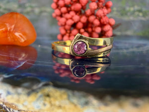 14 karaat gouden ring met roze saffier