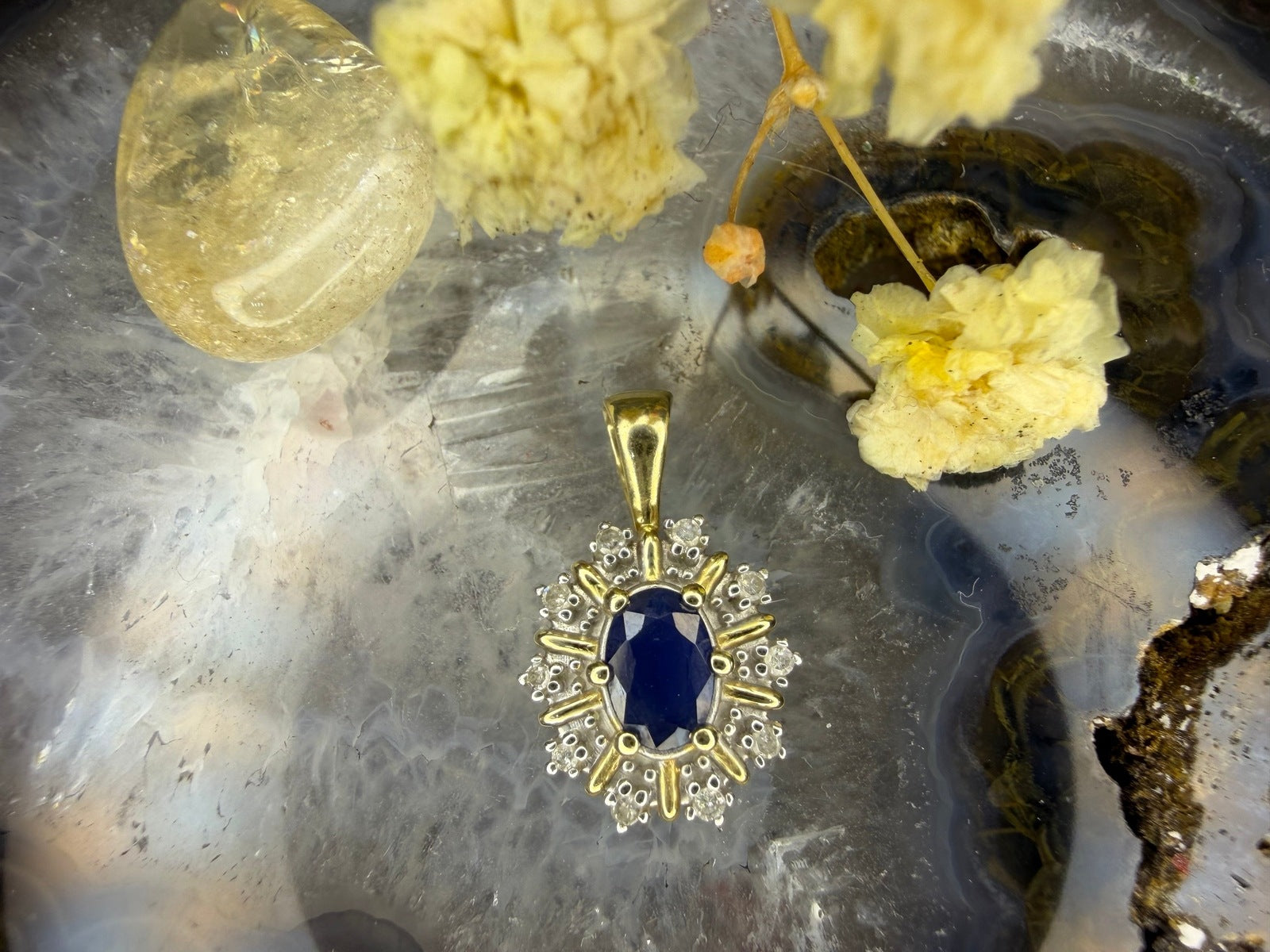 14 karaat gouden hanger met saffier en diamant