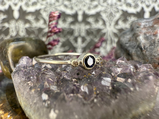 8 karaat ring met saffier en diamantjes