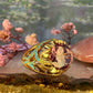 14 karaat gouden ring met korund en enamel