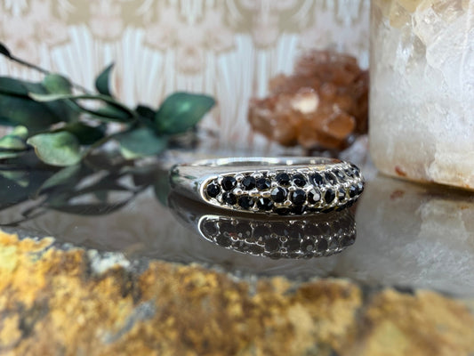 Zilveren dome ring met zwarte steentjes