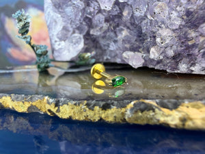 14 karaat gouden piercing met groene granaat