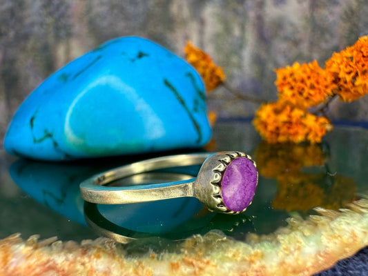 Zilveren ring met paars steentje