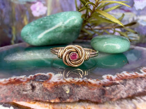 14 karaat gouden ring met robijn