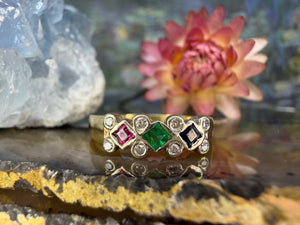 14 karaat gouden ring met edelstenen en diamanten