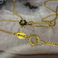 14 karaat gouden ketting en hanger met saffier en diamant