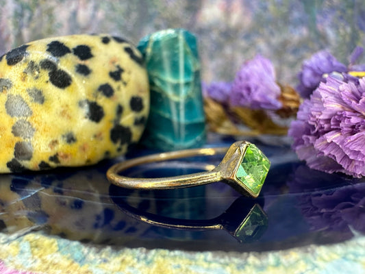 Zilveren ring met groen steentje