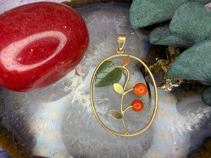 18 karaat gouden hanger met jade en bloedkoraal
